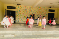 Merry-chirstmaschild-dance